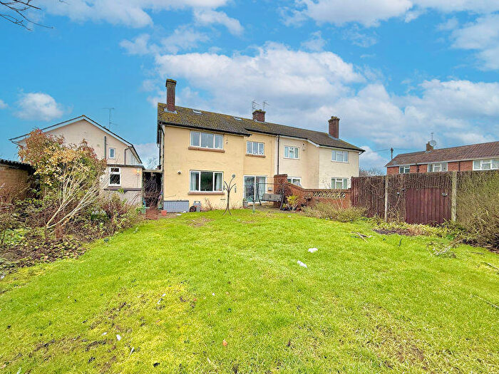 3 Bedroom Semi-Detached House For Sale In Drovers Way, Dunstable, LU6