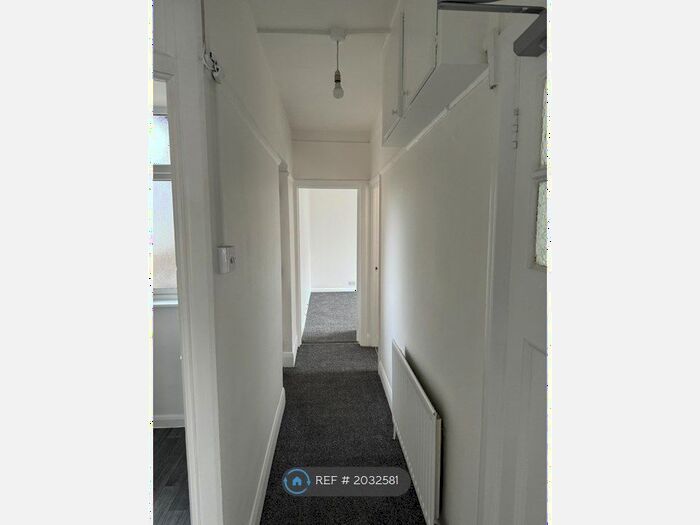 2 Bedroom Flat To Rent In Warwick Court, London, N11