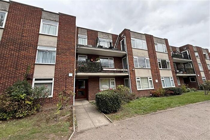 2 Bedroom Apartment To Rent In Holmbury Manor, DA14