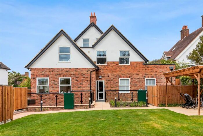 3 Bedroom Flat To Rent In Blenheim Road, London, SW20