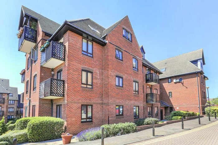 3 Bedroom Flat To Rent In Boleyn Court, Epping New Road, Buckhurst Hill, IG9