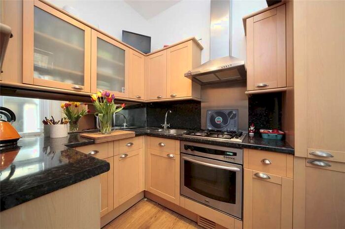 2 Bedroom Flat To Rent In Cavendish Road, Clapham South, London, SW12