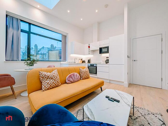 1 Bedroom Flat To Rent In Gallows Yard, Kingston Upon Thames, KT2