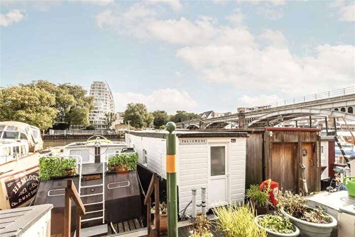 1 Bedroom Houseboat To Rent In Lower Teddington Road, Hampton Wick, Kingston Upon Thames, KT1