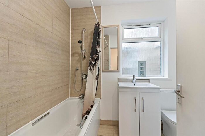 3 Bedroom Flat To Rent In Rockhall Road, London, NW2