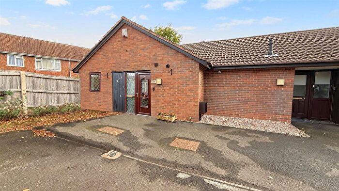1 Bedroom Semi-Detached Bungalow For Sale In Summerfield Drive, Selly Oak, Birmingham, B29