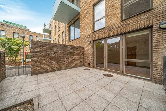 4 Bedroom Maisonette For Sale In East Street, London, SE17
