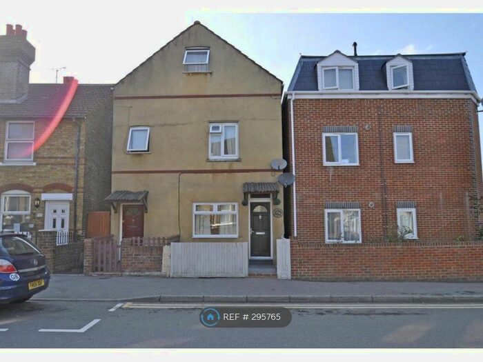 3 Bedroom Flat To Rent In Rainham, Gillingham, ME8