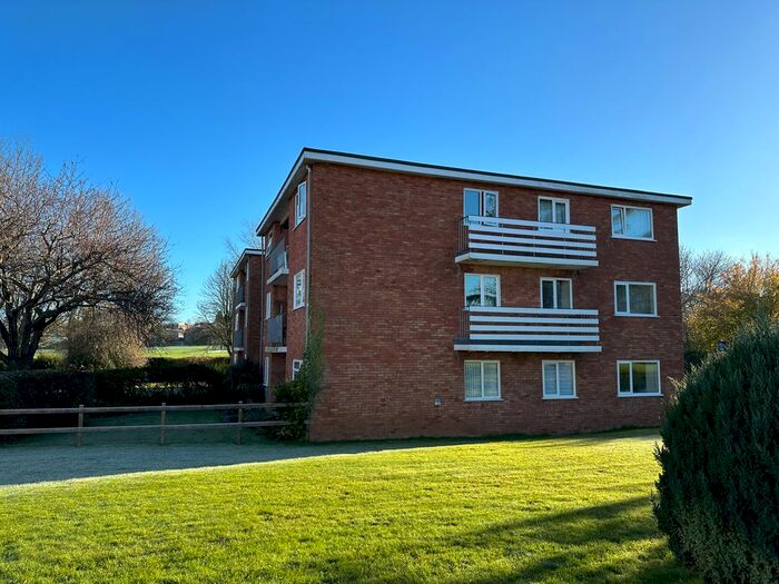 2 Bedroom Flat To Rent In Claremont Court, Windsor Close, Taunton, TA1