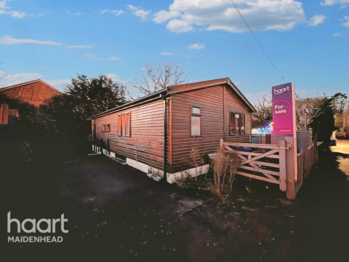 2 Bedroom Park Home For Sale In Brownfield Gardens, Maidenhead, SL6