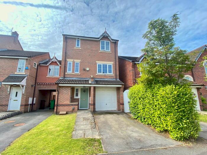 4 Bedroom Town House To Rent In Chervil Close, Manchester, M14