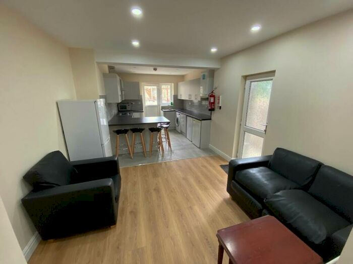 5 Bedroom House To Rent In Allensbank Road, Heath, CF14