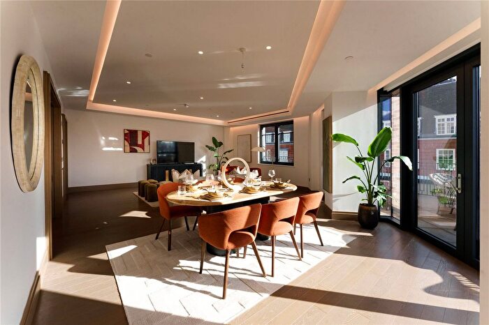 3 Bedroom Flat For Sale In Lucan Place, Chelsea, London, SW3