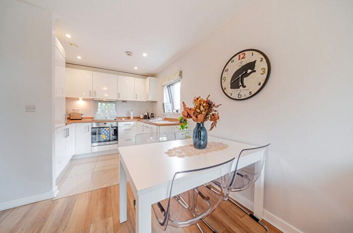 2 Bedroom Flat For Sale In Devonshire House, Putney Hill, London, SW15