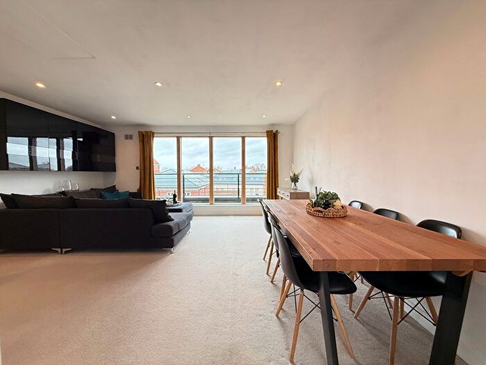 3 Bedroom Flat To Rent In Bath Road, Worcester, WR5