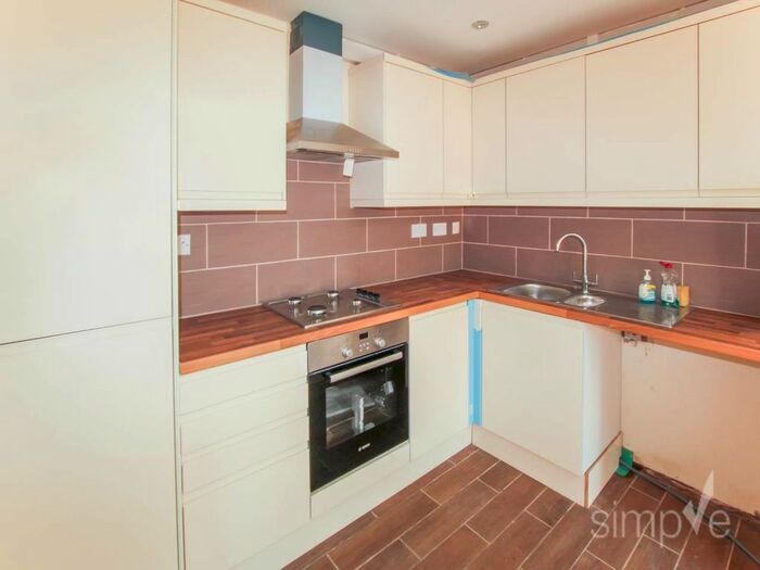 2 Bedroom Flat To Rent In Rushdene Crescent, Northolt, Middlesex, UB5