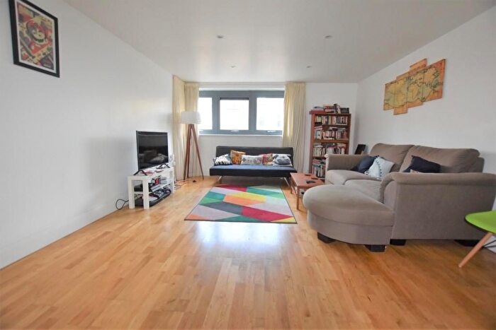2 Bedroom Flat To Rent In Hanley Road, London, N4