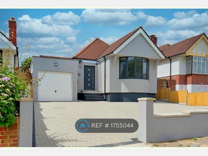 3 Bedroom Bungalow To Rent In Southwood Drive, Surbiton, KT5