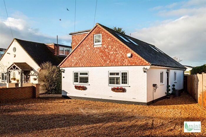 3 Bedroom Chalet For Sale In Papercourt Lane, Ripley, Woking, GU23