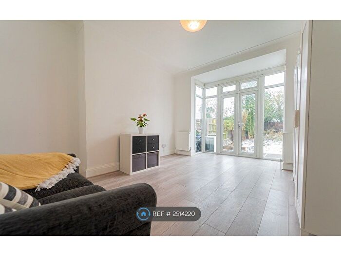 4 Bedroom Semi-Detached House To Rent In Watford Way, London, NW4