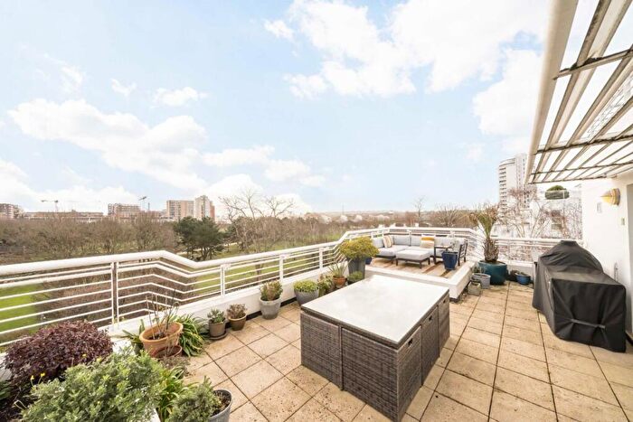 2 Bedroom Flat For Sale In Barrier Point Road, Royal Wharf, E16