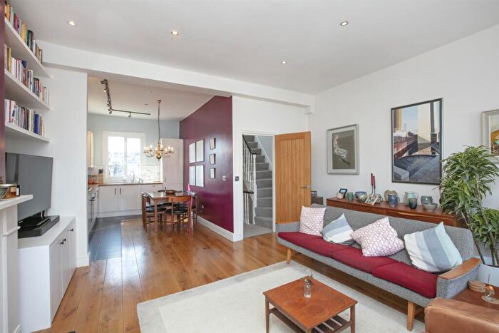 2 Bedroom Flat For Sale In Linden Grove, Nunhead, SE15