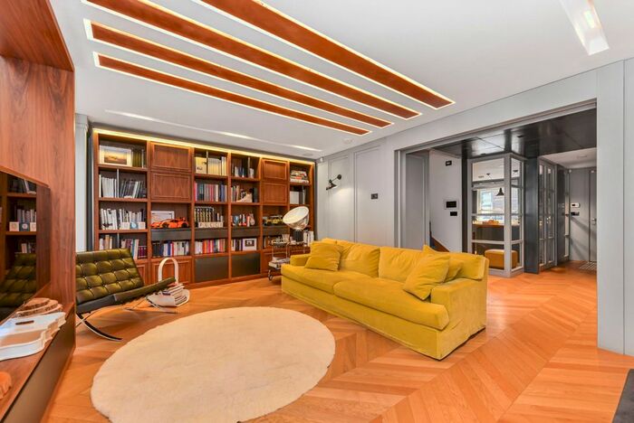 5 Bedroom Flat To Rent In Vicarage Gate, London, W8