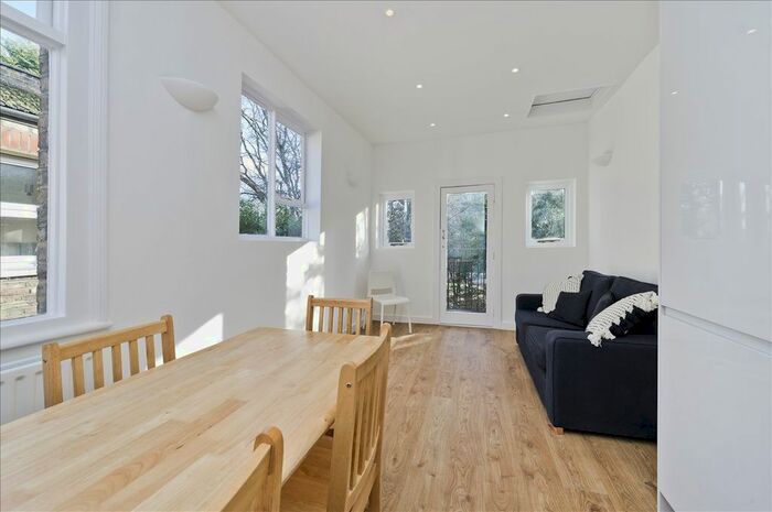 2 Bedroom Flat To Rent In Goodwin Road, London, W12