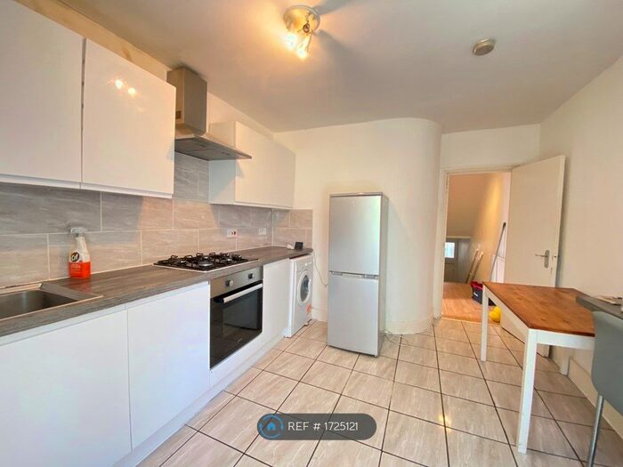 3 Bedroom Flat To Rent In Plato Road, London, SW2