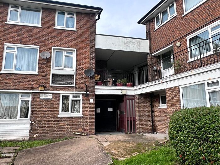 3 Bedroom Flat To Rent In Streatham High Road, London, SW16