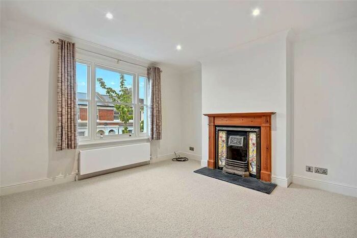 2 Bedroom Flat To Rent In Curwen Road, Shepherds Bush, London, W12