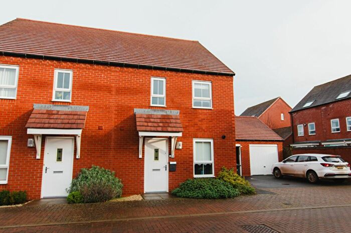 3 Bedroom Semi-Detached House For Sale In Wren Crescent, Bodicote, OX15