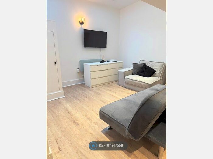 1 Bedroom Flat To Rent In Tudor House, Brighouse, HD6