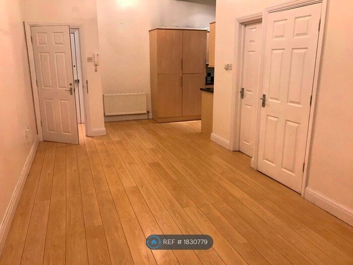 1 Bedroom Flat To Rent In Queens Road, Buckhurst Hill, IG9