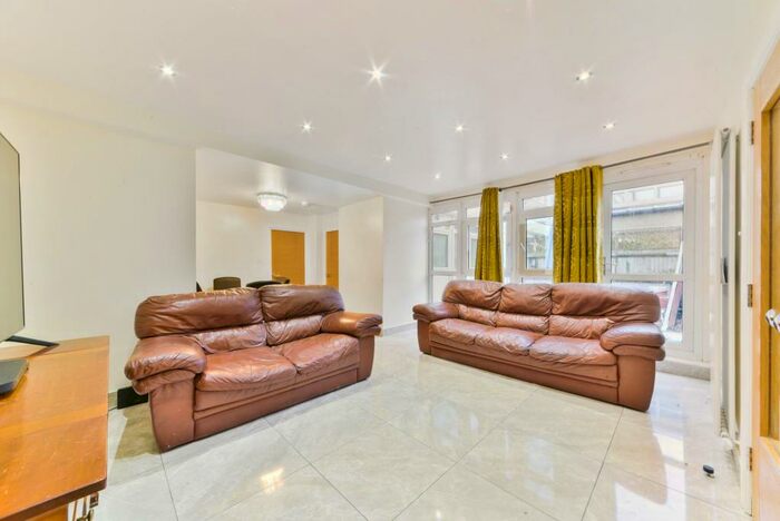 3 Bedroom Apartment To Rent In Nobel House, Flaxman Road, London, SE5