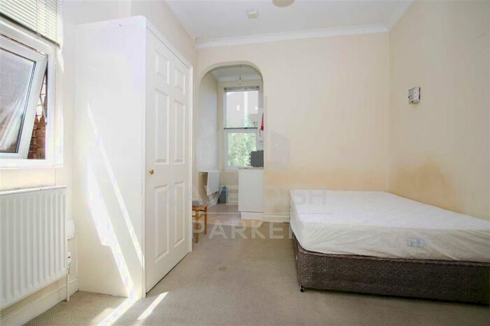 Studio To Rent In Manstone Road, Kilburn, London, NW2
