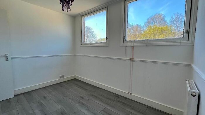 2 Bedroom Maisonette To Rent In Whitehorse Lane, Thornton Heath, London, SE25