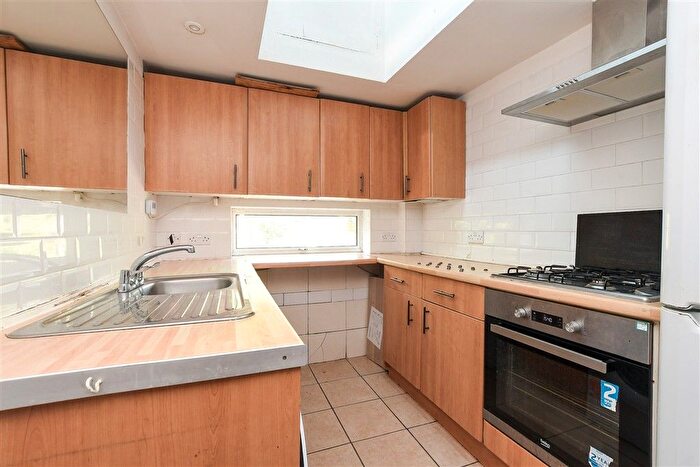 1 Bedroom Maisonette For Sale In Farningham Road, Caterham, Surrey, CR3