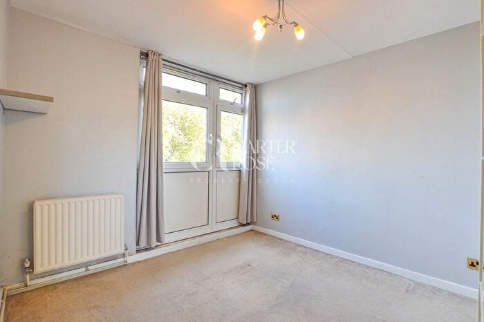 3 Bedroom Flat To Rent In St. James's Crescent, London, SW9