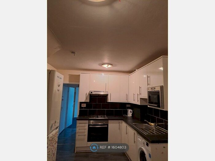 2 Bedroom Flat To Rent In Langley Road, Slough, SL3