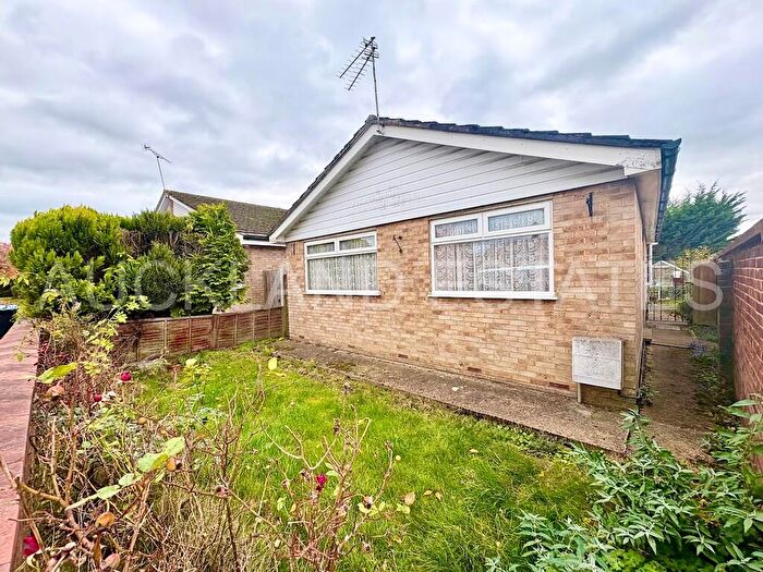 2 Bedroom Detached Bungalow For Sale In Knolles Crescent, Welham Green, AL9