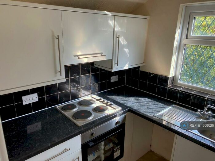 1 Bedroom Flat To Rent In Wellmead Close, Manchester, M8