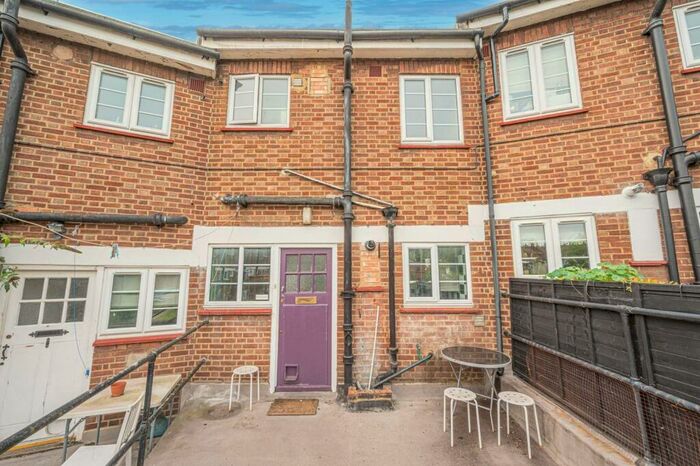3 Bedroom Flat To Rent In Hampden Square, Cockfosters, London, N14