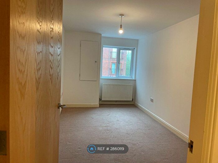 2 Bedroom Flat To Rent In Georgia View, Huddersfield, HD3