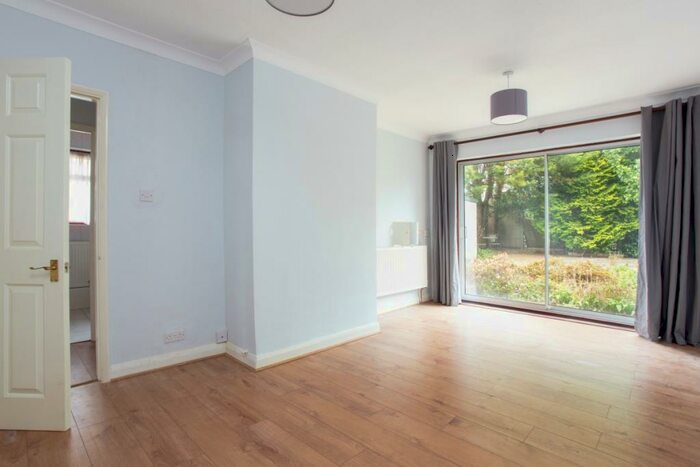 2 Bedroom Bungalow To Rent In Foxon Lane Caterham, CR3