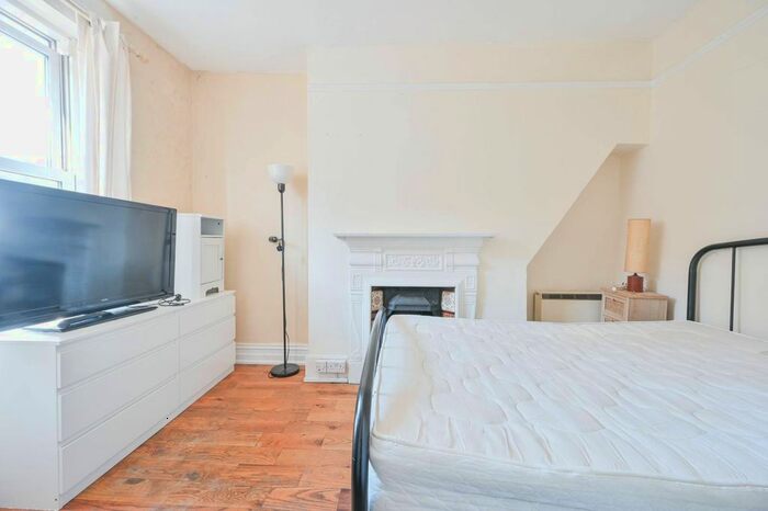 4 Bedroom Maisonette To Rent In Pennard Road, Shepherd's Bush, London, W12