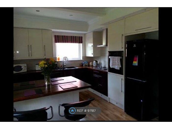 2 Bedroom Bungalow To Rent In Blatchcombe Road, Paignton, TQ3