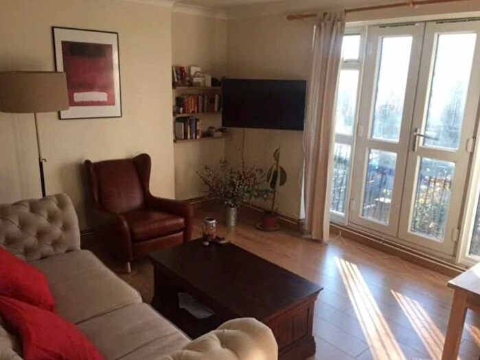 2 Bedroom Flat To Rent In Sandford Court, Bethune Road, Hackney, N16