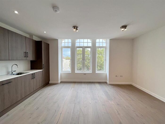 2 Bedroom Flat To Rent In Frobisher Road, N8