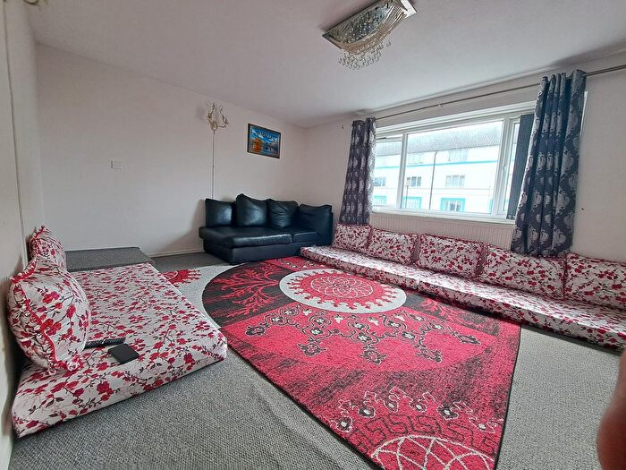 2 Bedroom Flat To Rent In Harlech Gardens, Hounslow, TW5